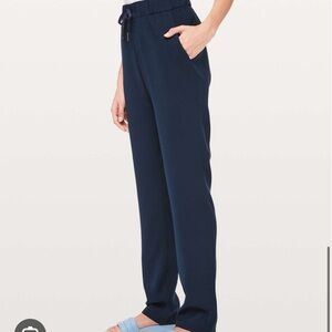 NWT- lululemon athletica navy Blue On The Fly Pant sz 10 tall inseam 33